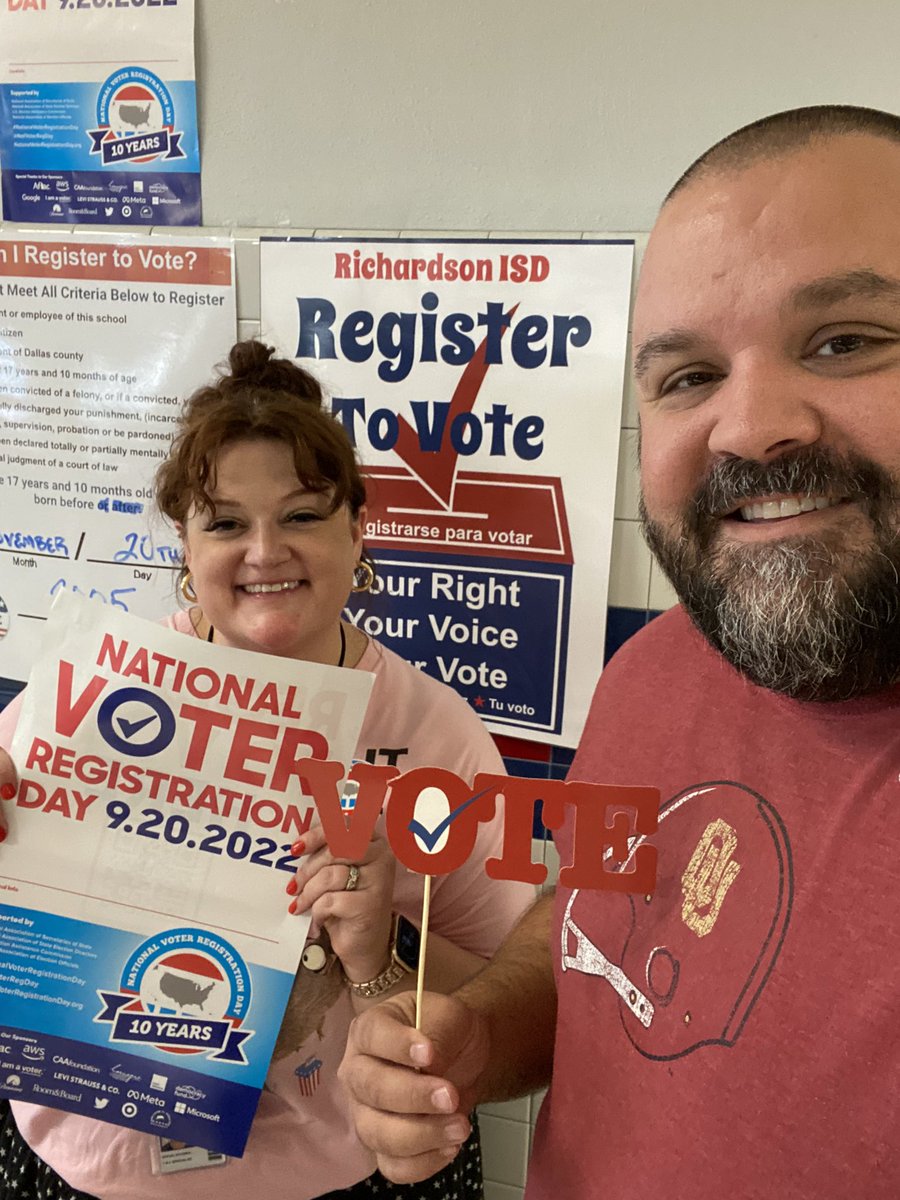 DOGSarmSTRONG's tweet photo. Thanks @SueSweeneyPD for coming over and helping our students register to vote! #RISDBELIEVES #RISDGREATNESS #VOTINGISVOICE https://t.co/PHAtVFMvgl
