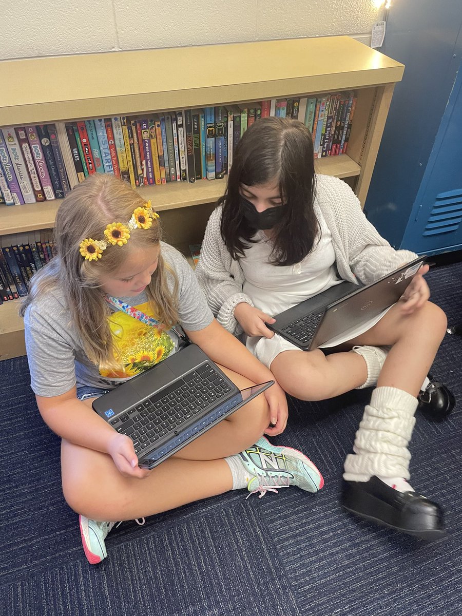 MsAitkenMPE's tweet photo. Fifth graders had their first experience with partner revising using meaningful feedback. #MidwayParkElementary #ParrotPride @HEBISDpeople https://t.co/jUGxdoXfgu