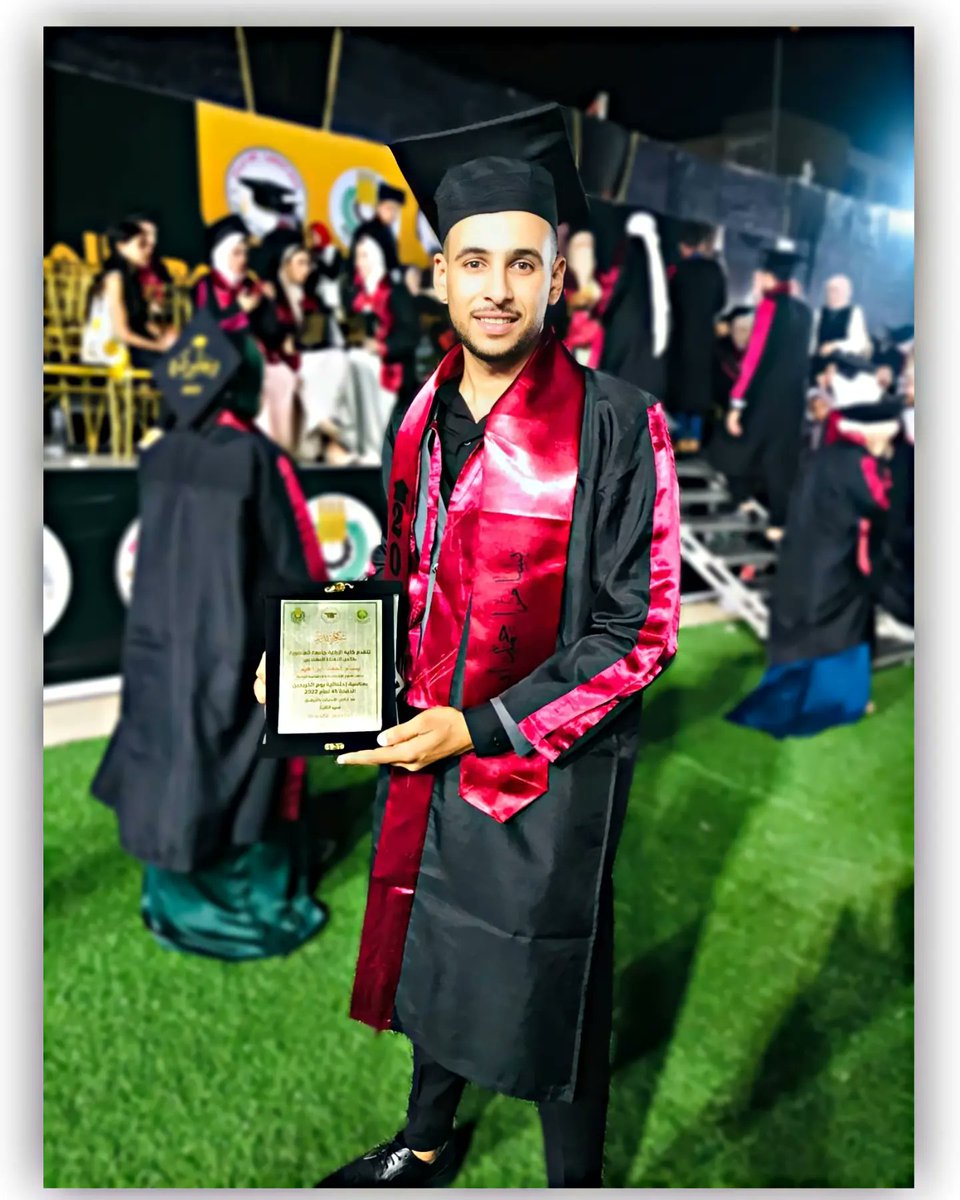 BasamBesOo8's tweet photo. لقد هرمنا من أجل هذه اللحظة ✨🎓
#المهندس_بسام_احمد_ابراهيم https://t.co/d01tuGPwiC