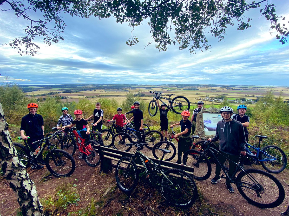 tech_ehs's tweet image. Great bunch out tonight as always for the #ehsmtbclub 
The nights aren’t drawing in too much yet so still plenty of chance for even more progression from this lot! @ElginHighHT #wheresthedab