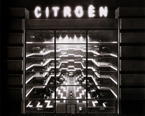 javierubioo's tweet image. ¿Imaginas un edificio con un escaparate de 21 m de ALTURA?

Una tienda diseñada como un gran teatro donde el producto es el público y tú eres el protagonista.

CIENTOS DE COCHES MIRÁNDOTE en el centro de París.

Hoy, el Garaje Citroen en Marbeuf.🚗

Hilo!👇