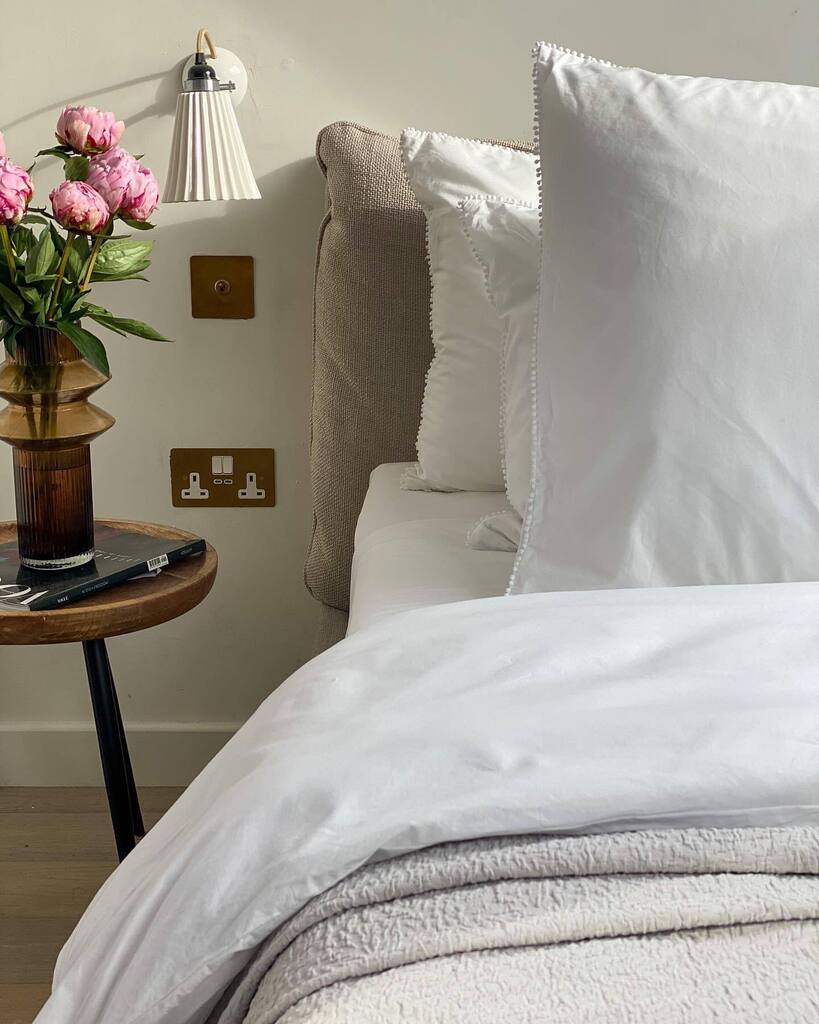 Fresh bedding and fresh flowers 💕Peony season feels long gone doesn’t it! We lit our fire for the first time this weekend, although I’m going to miss summer I am looking forward to cosy nights curled up on the sofa with a glass of red wine, how about… instagr.am/p/CivLGLsIi-I/