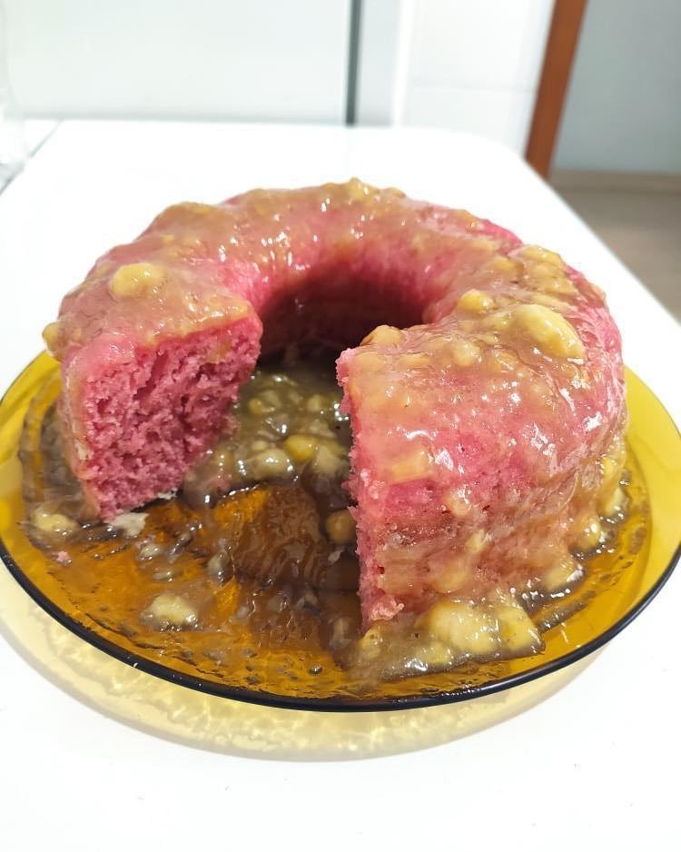 messedupfoods's tweet photo. red velvet cake with pineapple chunk glaze https://t.co/onvWhwSp3T