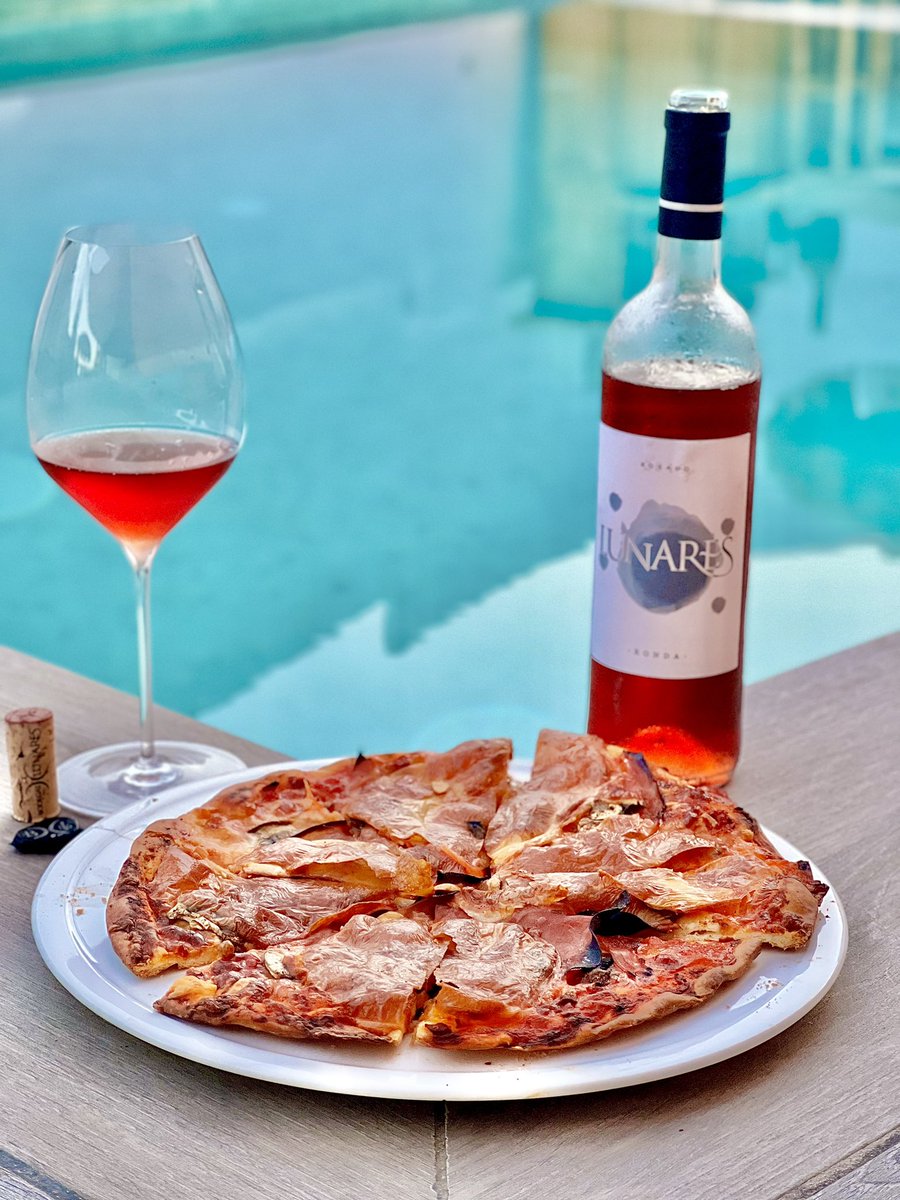 Esto está para rebañar la copa y el plato…
🗯️ Pocos líquidos van tan bien con una buena pizza que los vinos rosados, y este Lunares Rosado de <a href="/BodegasLunares/">BodegasLunares Ronda</a> está pletórico <a href="/vinos_malaga/">Vinos de Málaga</a> 
_______
🍇 80% Merlot y 20% Garnacha
#Vinorosado #AkataVino #bodegaslunares