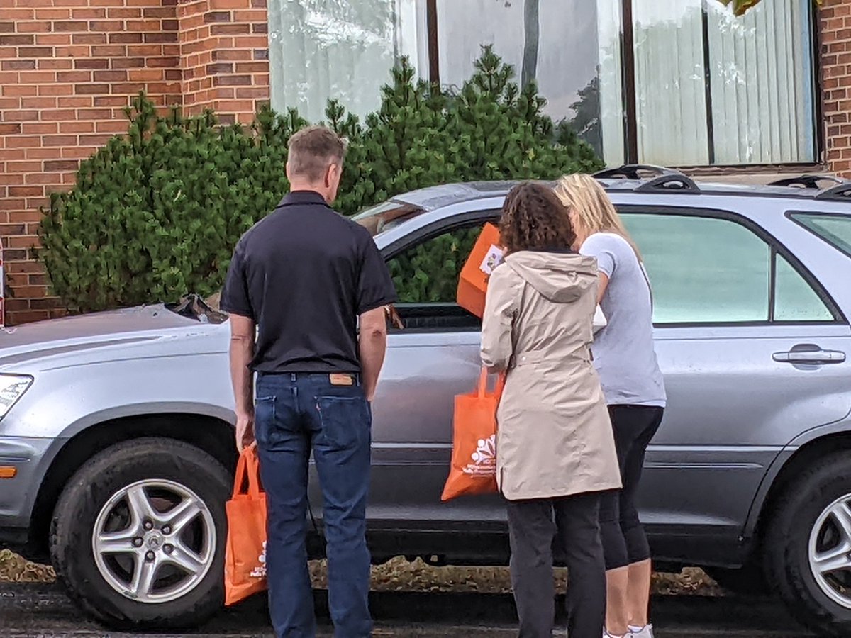 RyerSuzanne's tweet photo. When weather isn't ideal for outdoor event and dining site goes curbside, you take fall prevention carside! Grateful for Milwaukee County Fall Prevention Coalition braving the elements to celebrate #NationalFallPreventionWeek. #ageon @NCOAging!@APTA_Geriatrics https://t.co/rd5XaMJw6P