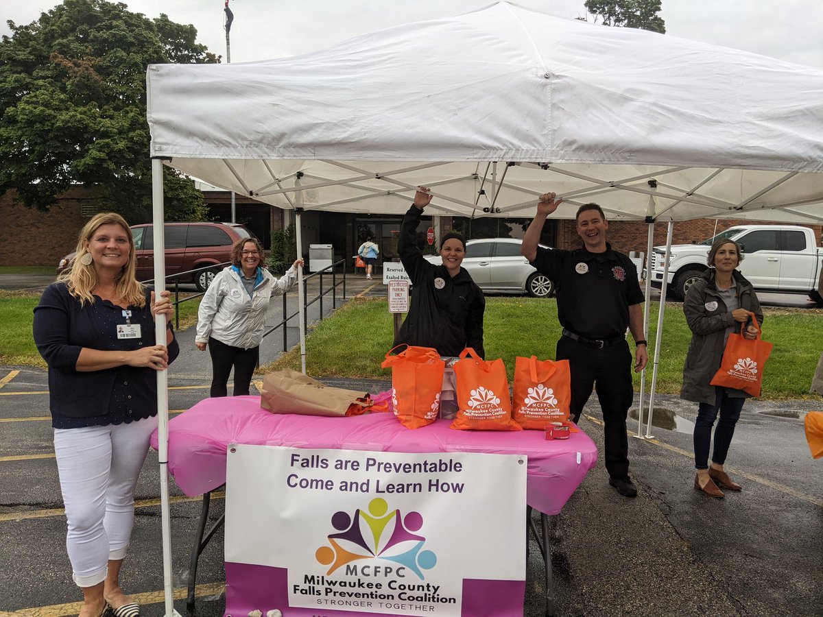 RyerSuzanne's tweet photo. When weather isn't ideal for outdoor event and dining site goes curbside, you take fall prevention carside! Grateful for Milwaukee County Fall Prevention Coalition braving the elements to celebrate #NationalFallPreventionWeek. #ageon @NCOAging!@APTA_Geriatrics https://t.co/rd5XaMJw6P