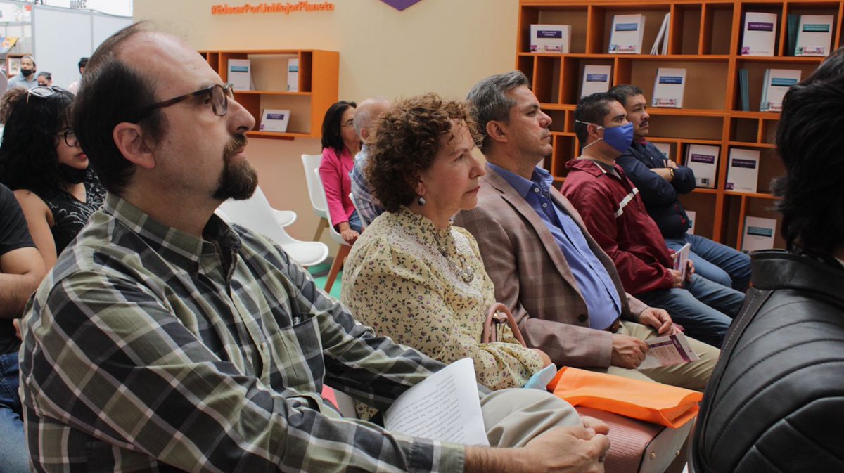 SECC40CHIAPAS's tweet photo. 👉#SnteFIL 📝

El último y nos fuimos 👋

Con el 𝕃𝕀𝔹ℝ𝕆 📖 𝕀𝕟𝕥𝕖𝕣𝕔𝕠𝕟𝕖𝕔𝕥𝕒𝕕𝕠𝕤 el #SNTE 📚 se despide de #FILCoahuila2022🖋️ La Profa Marina Macías #Sección38 #Coahuila nos receta ciencia-ficción pura: una futura pandemia obliga al hombre a irse a otro planeta 👩‍🚀🚀 https://t.co/pMBSdpPxtY
