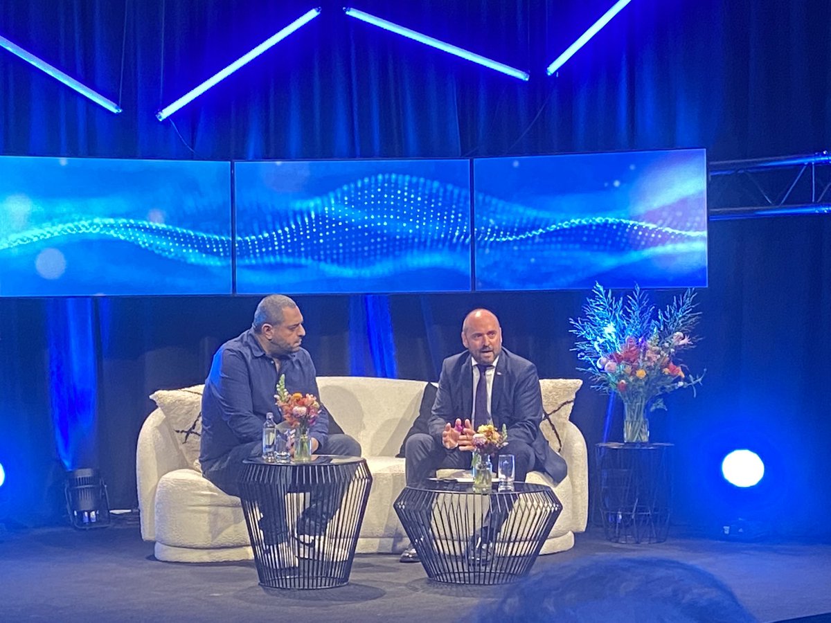 JanVLEVA's tweet photo. “Tussen ons en Europa is niet verder dan tussen De Panne en Brussel!”😉@peterbrysse @UNIZOvzw @erhan_dmrc #startevent https://t.co/EybJ8FsO2U