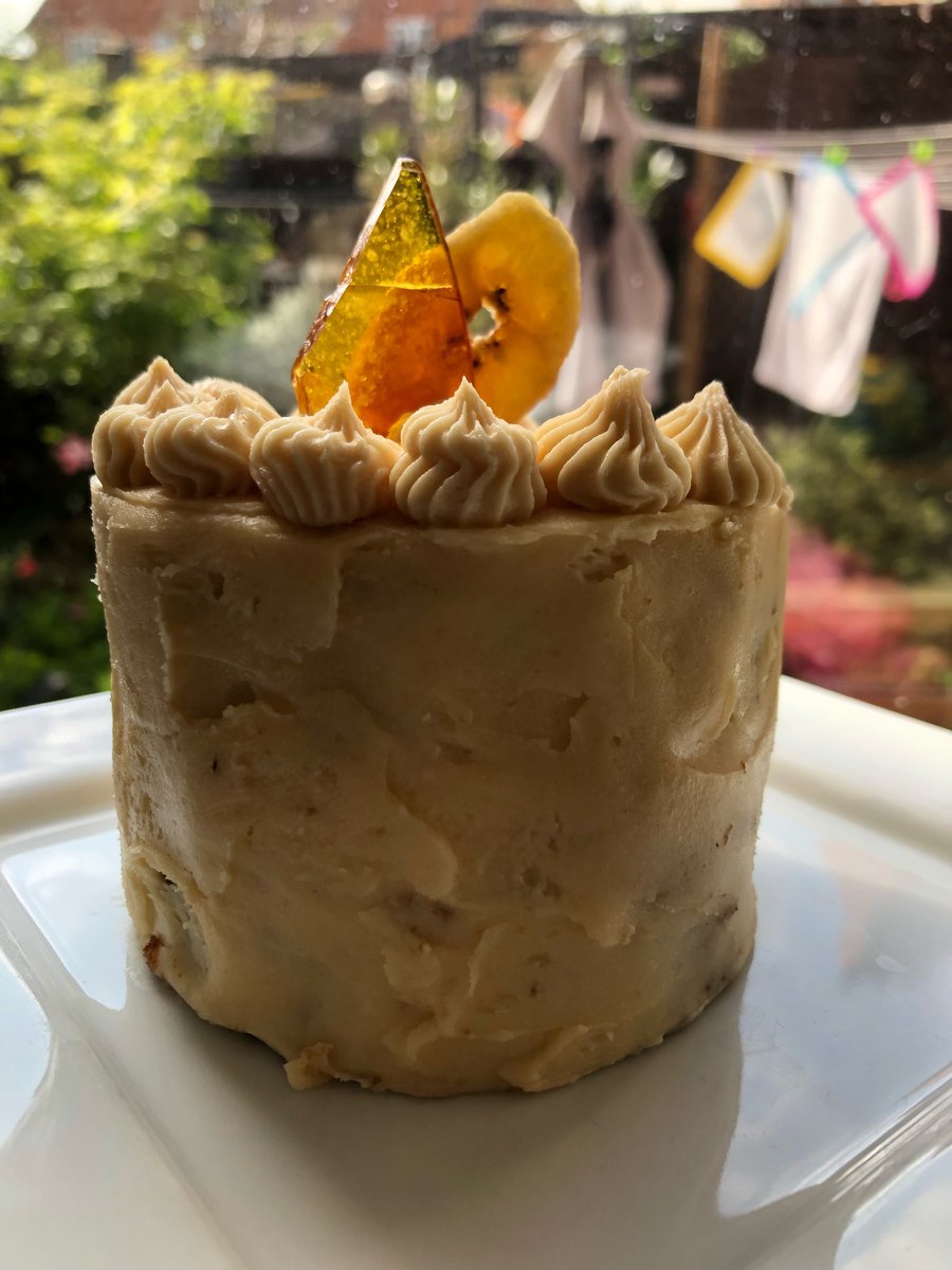 NotCalledJason's tweet photo. #GBBOTwitterBakeAlong super late but... Mini banana caramel sponge cake made over the weekend. Banana sponge, caramel butter cream, caramel sauce, caramel shard, and caramel dipped banana chip 😊 https://t.co/6uRjz4BC7k