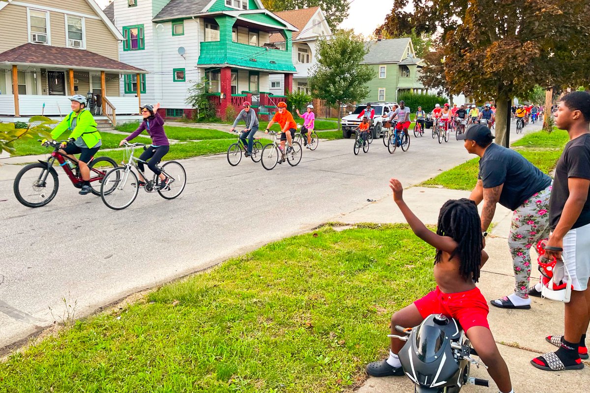 SlowRollCLE's tweet photo. What an awesome ride last night!

Major thanks to @216Lift, @saintlukesfdn and @OhioCityCycles for your support, and of course, to the 350-plus folks who turned out to explore the east side with us.

Next Monday, we return to @DowntownCLE — Public Square, to be precise. Join us! https://t.co/yLSHsJzHiI