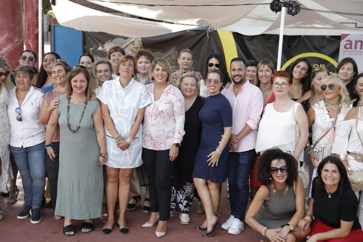NoeliaArroyoHer's tweet photo. Hoy he participado en el tradicional encuentro que @AMEPCartagena realiza en el Campamento Festero de @CyR_Cartagena 

¡Mujeres valientes y emprendoras👩🏽‍💼👩🏼‍🔧👩🏾‍🍳 que son todo un ejemplo para #Cartagena! 👏🏼👏🏼 https://t.co/2yrx2SFKHB