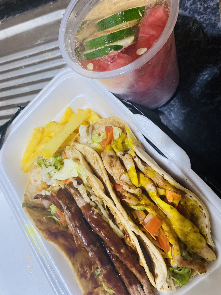 glasses__girl's tweet photo. Taco Tuesday with @BurgerzoneZed Naka mix pa side. 😋👌🏽 https://t.co/tUJEhVaD7K
