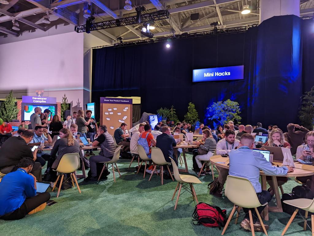 kwazrunner's tweet photo. Back to Moscone, where event magic happens πͺ and developers doing their thing #slackdevs @SlackAPI https://t.co/oMMOUg4a1J