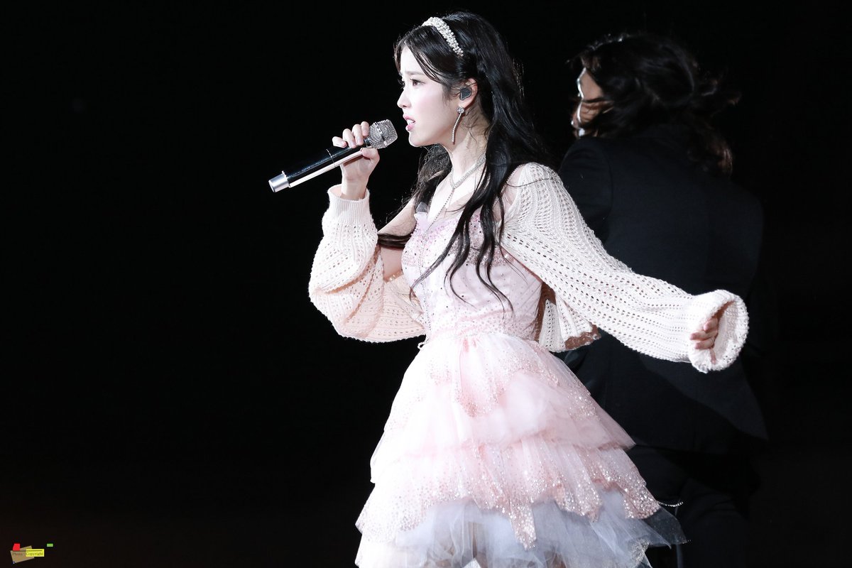 angelring33's tweet photo. 220918 아이유콘서트 《The Golden Hour: 오렌지 태양 아래 직찍 Part1
#IU#아이유#The_Golden_Hour
#오렌지_태양_아래#14th_Anniversary
#14주년 https://t.co/L6msETX7t8
