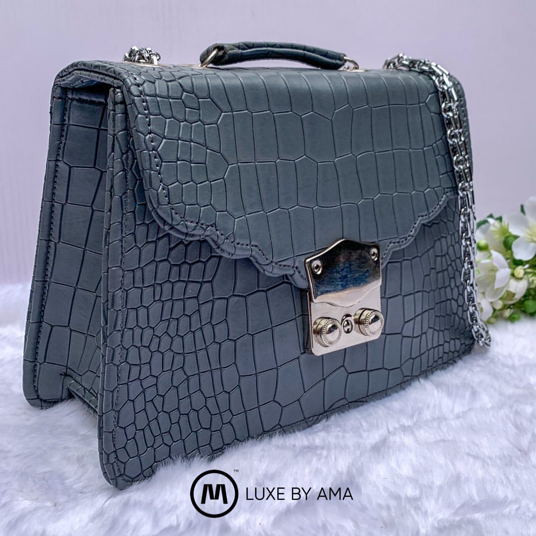 AMALeathers's tweet photo. AYEEDUN MINI IN GREY

Available in different colours
Price: ₦11,000
Order Now: [Link In Bio]

Carrying a mini bag enables mobility and feels liberating; less to carry, less to worry about. It encourages one to live like a minimalist.

#BeautyIsBack #ASUU Ponmo #minibag Sapa https://t.co/LkuSu918bR