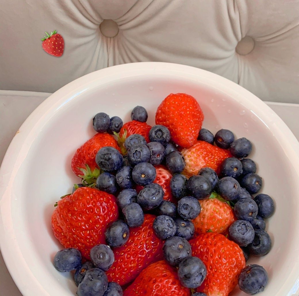 Agathabmce's tweet photo. Fresh and delicious strawberries, do you want to eat them? 💕💕💕 https://t.co/VD3Jms9x4F