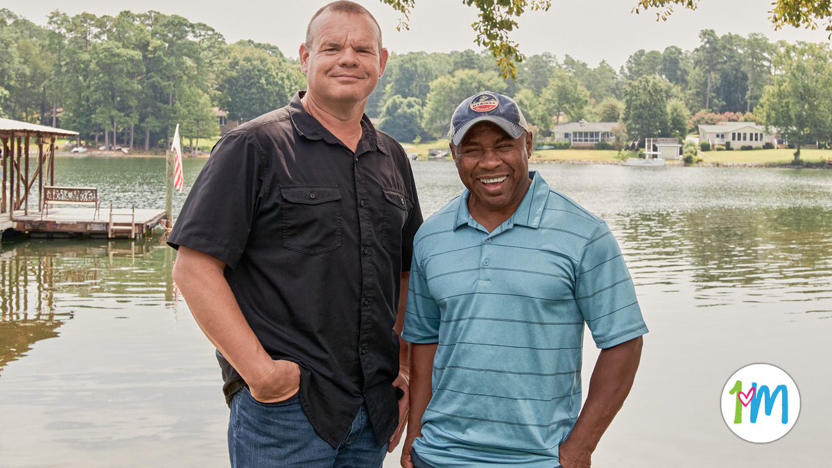 UNOSNews's tweet photo. When Darrell needed a new kidney, John knew he wanted to help. It turned out John was a perfect match. Read their story at https://t.co/2qv3XPuCyQ. #1MillionTransplants #DonateLife #LivingItForward https://t.co/Rtw1mYz9V2