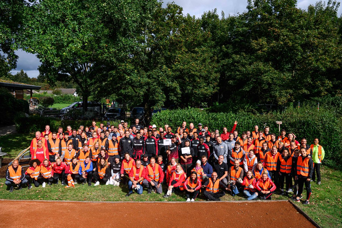 bayer04fussball's tweet photo. 🗯"Alle haben gemeinschaftlich richtig gut angepackt und es war toll zu sehen, wie die Leute miteinander gearbeitet und gelacht haben. Das Projekt ist für uns vor allem Ausdruck unserer Verbundenheit zu Leverkusen."
➡️ https://t.co/UqQWFhGdIw
#Bayer04 | #04Hilft https://t.co/9o6vaz6eN3