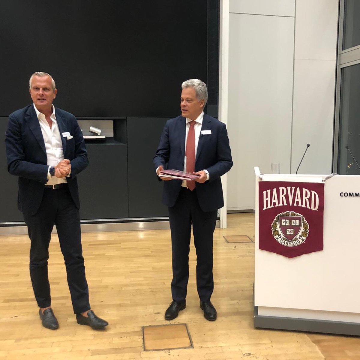 HarvardClubRM's tweet photo. Daran denken wir gerne zurück - an den Vortrag von #ManfredKnof @commerzbank und Mitglied unseres Clubs. Sein Vortrag zum Thema "Nachhaltigkeit im Spannungsfeld aktueller geopolitischer Herausforderungen" hat viel Beachtung gefunden. Ein Abend mit inspirierenden Gesprächen! https://t.co/J5KTAQetjp