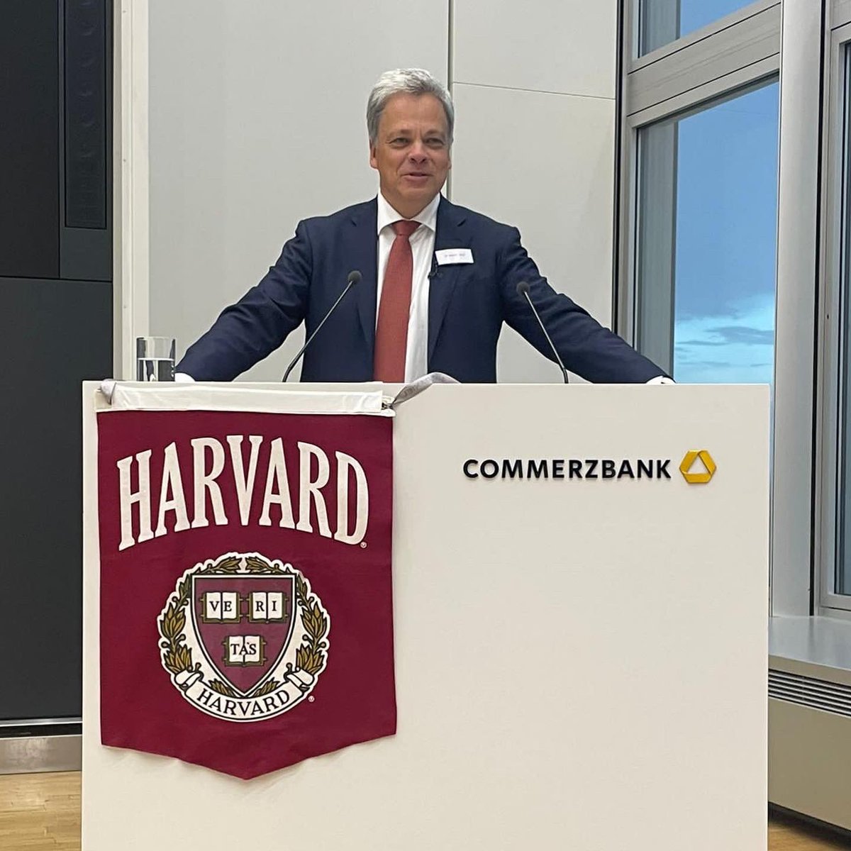 HarvardClubRM's tweet photo. Daran denken wir gerne zurück - an den Vortrag von #ManfredKnof @commerzbank und Mitglied unseres Clubs. Sein Vortrag zum Thema "Nachhaltigkeit im Spannungsfeld aktueller geopolitischer Herausforderungen" hat viel Beachtung gefunden. Ein Abend mit inspirierenden Gesprächen! https://t.co/J5KTAQetjp