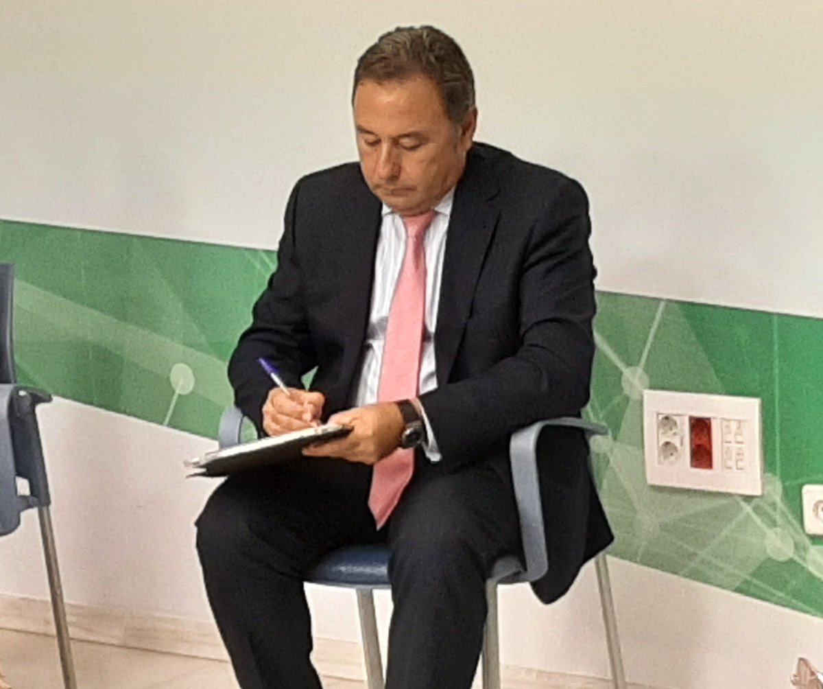 Trabajar por los 106 municipios de #Sevilla es mi prioridad y me dejaré la piel por hacerlo codo con codo con los presidentes locales de <a href="/PPdeSevilla/">PP de Sevilla</a>. Hoy he podido escucharlos y saber de primera mano sus demandas para mejorar lo que más les duele a cada uno, su pueblo.