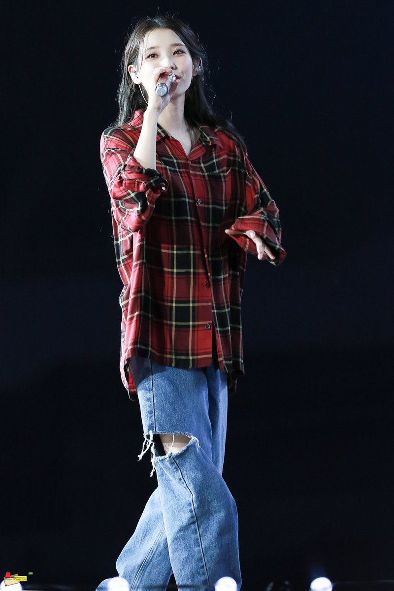 angelring33's tweet photo. 220918 아이유콘서트 《The Golden Hour: 오렌지 태양 아래 직찍 Part3
#IU#아이유#The_Golden_Hour
#오렌지_태양_아래#14th_Anniversary
#14주년 https://t.co/CZYY9N0Ob6