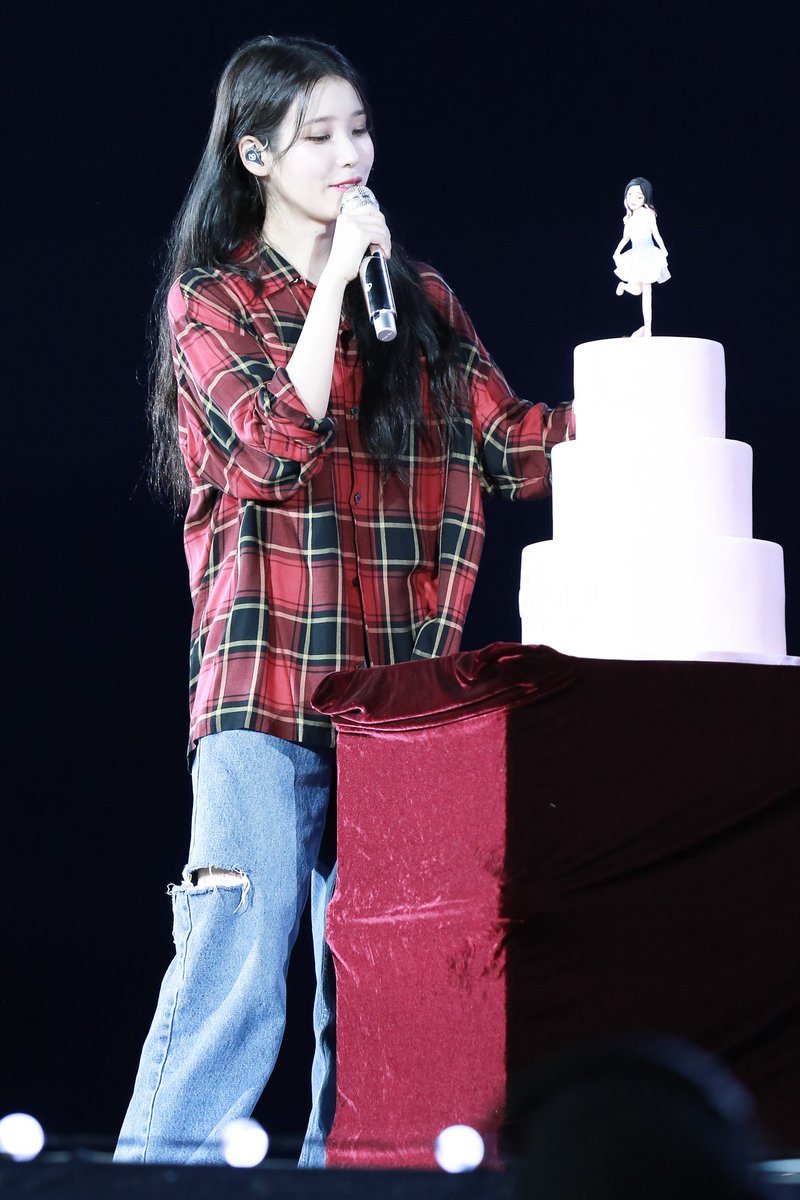 angelring33's tweet photo. 220918 아이유콘서트 《The Golden Hour: 오렌지 태양 아래 직찍 Part3
#IU#아이유#The_Golden_Hour
#오렌지_태양_아래#14th_Anniversary
#14주년 https://t.co/CZYY9N0Ob6