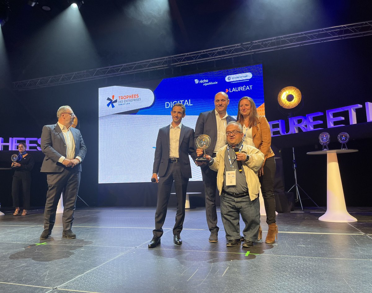 lecho_fr's tweet photo. #trophees28 C'est maintenant au prix "Digital" d'être décerné. L'entreprise Via Route, représentée par Miguel Pires, remporte la récompense. Un prix remis des mains d'Yveric Foui et Rudy Rousseau, du cabinet d'expertise comptable Orcom. https://t.co/qsvTdycw0q
