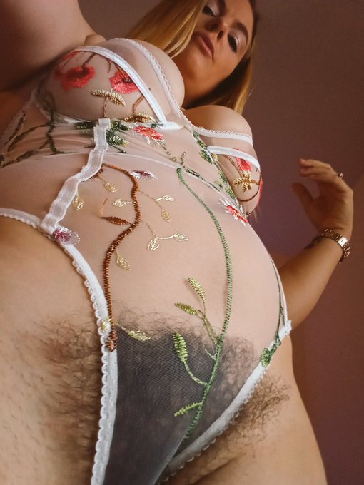 Look at that hairy pussy 💜❤️💜 https://t.co/AHe2sl9WZ3