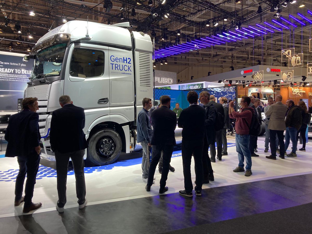 H2_MOBILITY_DE's tweet photo. IAA Transportation: 
Starker Andrang beim Mercedes-Benz Gen H2 Truck in Halle 20.

#FortschrittTanken #FuellingProgress #Wasserstoff #Hydrogen #H2MOBILITY #MultitalentWasserstoff #onlytwosolutions #Wasserstoffsofa #WDW https://t.co/1gom4wjpm1