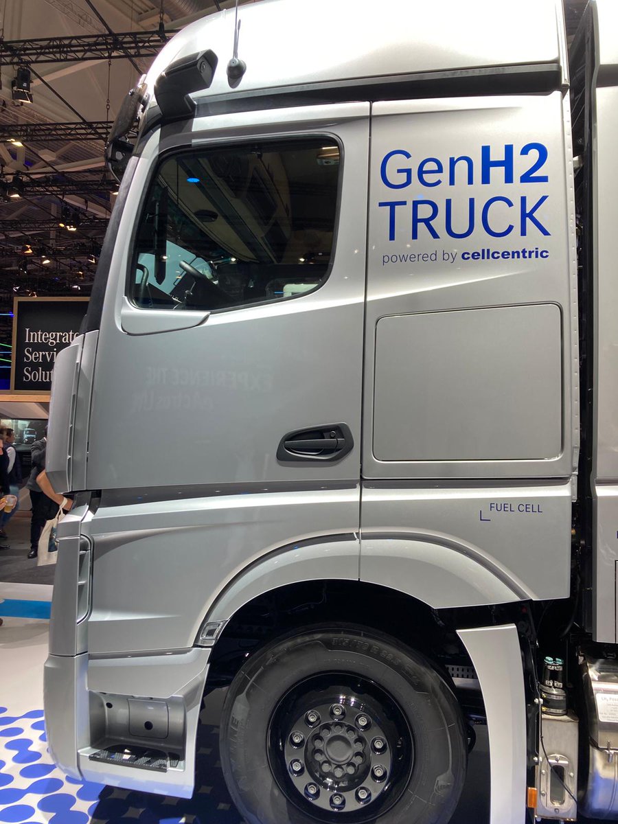 H2_MOBILITY_DE's tweet photo. IAA Transportation: 
Starker Andrang beim Mercedes-Benz Gen H2 Truck in Halle 20.

#FortschrittTanken #FuellingProgress #Wasserstoff #Hydrogen #H2MOBILITY #MultitalentWasserstoff #onlytwosolutions #Wasserstoffsofa #WDW https://t.co/1gom4wjpm1
