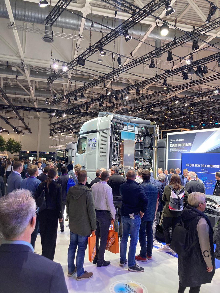 H2_MOBILITY_DE's tweet photo. IAA Transportation: 
Starker Andrang beim Mercedes-Benz Gen H2 Truck in Halle 20.

#FortschrittTanken #FuellingProgress #Wasserstoff #Hydrogen #H2MOBILITY #MultitalentWasserstoff #onlytwosolutions #Wasserstoffsofa #WDW https://t.co/1gom4wjpm1