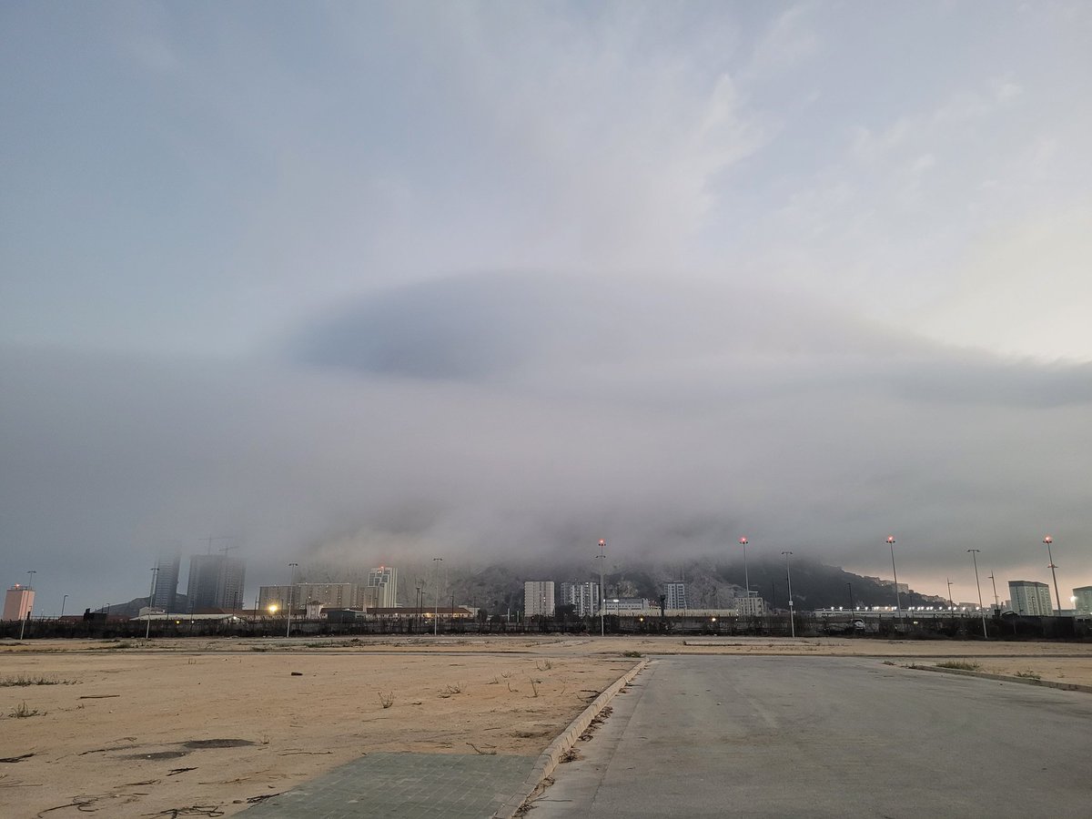 frajomido's tweet photo. @tiempobrasero por las nubes no se ve el peñón desde la Linea de la Concepción. https://t.co/Zfcu6vijox