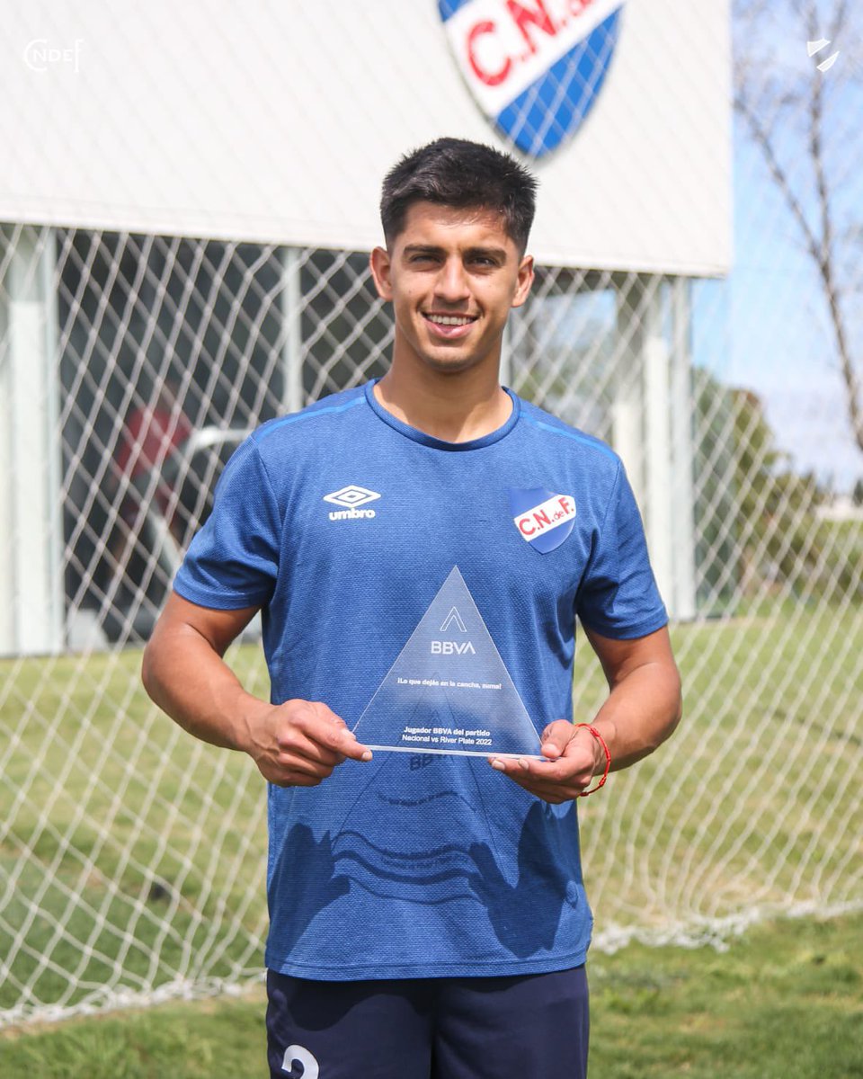 Nacional's tweet photo. 💪🏼 @LabordaMathi recibió su premio  @bbva_uruguay por haber sido elegido como el #JugadorBBVA en el partido ante River. 

🪪 Solicita tu Tarjeta Nacional-BBVA 👉🏼 https://t.co/D2KZeHJtoY y empezá a sumar puntos BBVA como Mathi 🙌🏼 https://t.co/l6I2nOjn08