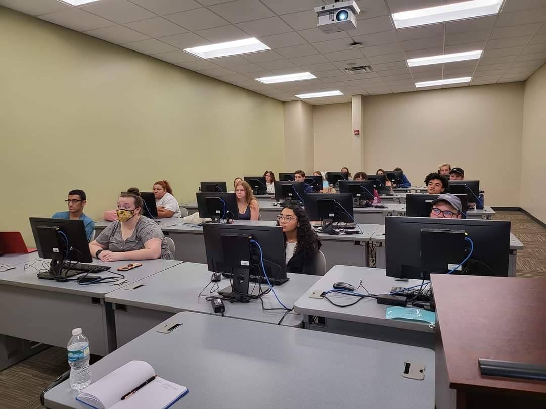angelaspearscom's tweet photo. Another opportunity for my students to get real world knowledge about reporting! Thank you Rich Donnelly, with @FCN2go, for talking with our next generation of journalists. #ASCommunication #PowerOfYourVoice #UNF https://t.co/uXxLxMozCZ