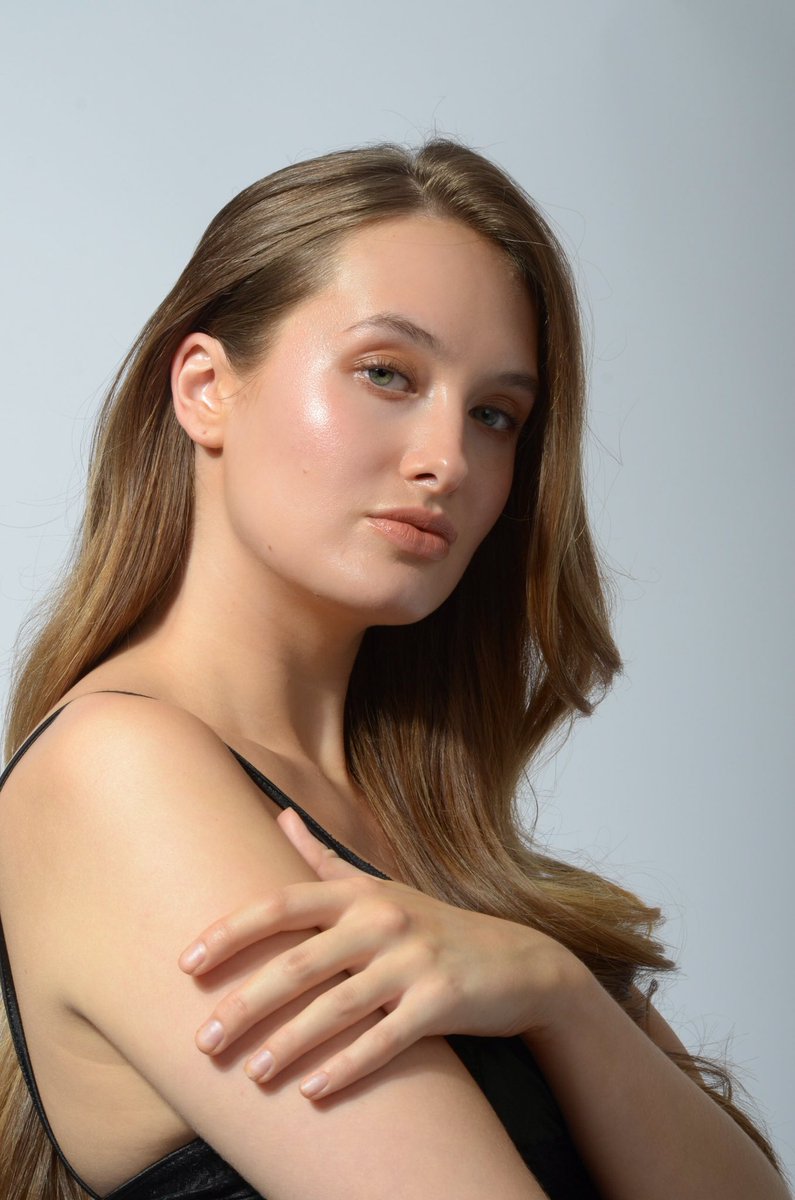 efsan_hmua's tweet photo. Tuesdays and Skin courtesy of @Lisa_Eldridge Seamless Skin Foundation + Elevated Glow Highlighter.
Au naturelle brows and lips from @strokesbeautylab

#skin #skinglow #glowingskin #skinfinish #glazedakin #makeup #nomakeup #softhair #sexyhair #beauty #beautyshot #beautyportrait https://t.co/OqeHqOHuAE