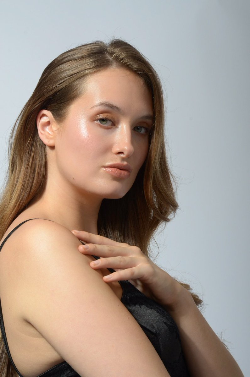 efsan_hmua's tweet photo. Tuesdays and Skin courtesy of @Lisa_Eldridge Seamless Skin Foundation + Elevated Glow Highlighter.
Au naturelle brows and lips from @strokesbeautylab

#skin #skinglow #glowingskin #skinfinish #glazedakin #makeup #nomakeup #softhair #sexyhair #beauty #beautyshot #beautyportrait https://t.co/OqeHqOHuAE