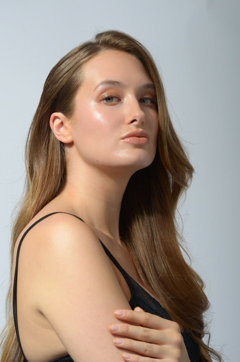 efsan_hmua's tweet photo. Tuesdays and Skin courtesy of @Lisa_Eldridge Seamless Skin Foundation + Elevated Glow Highlighter.
Au naturelle brows and lips from @strokesbeautylab

#skin #skinglow #glowingskin #skinfinish #glazedakin #makeup #nomakeup #softhair #sexyhair #beauty #beautyshot #beautyportrait https://t.co/OqeHqOHuAE