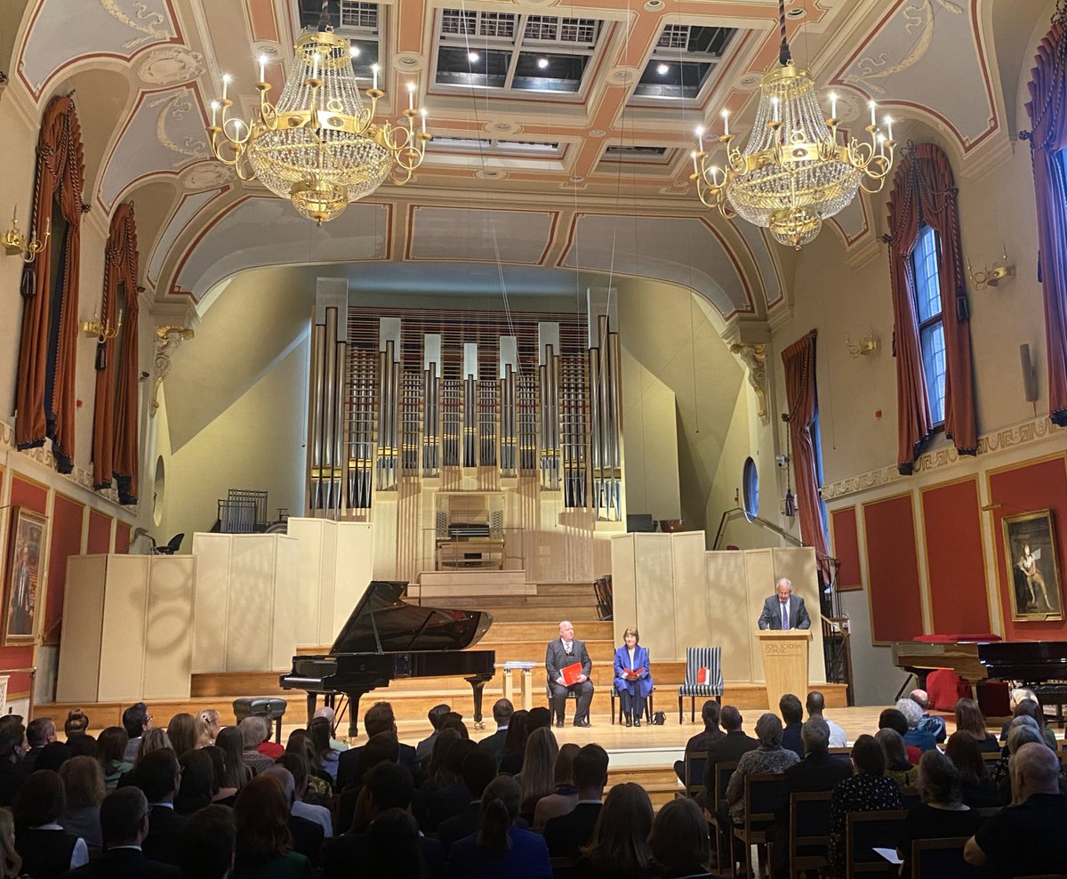 frasercontra's tweet photo. Lovely ceremony this evening to congratulate new Associates of the @RoyalAcadMusic , 
including some rather superb woodwind practitioners : @ElizaFlutes , Alyson Frazier, Connie Tanner, Liz Childs, Tom Blomfield &amp; more!

Celebrating fabulousness in ALL branches of our profession. https://t.co/FZXwRPfPu3