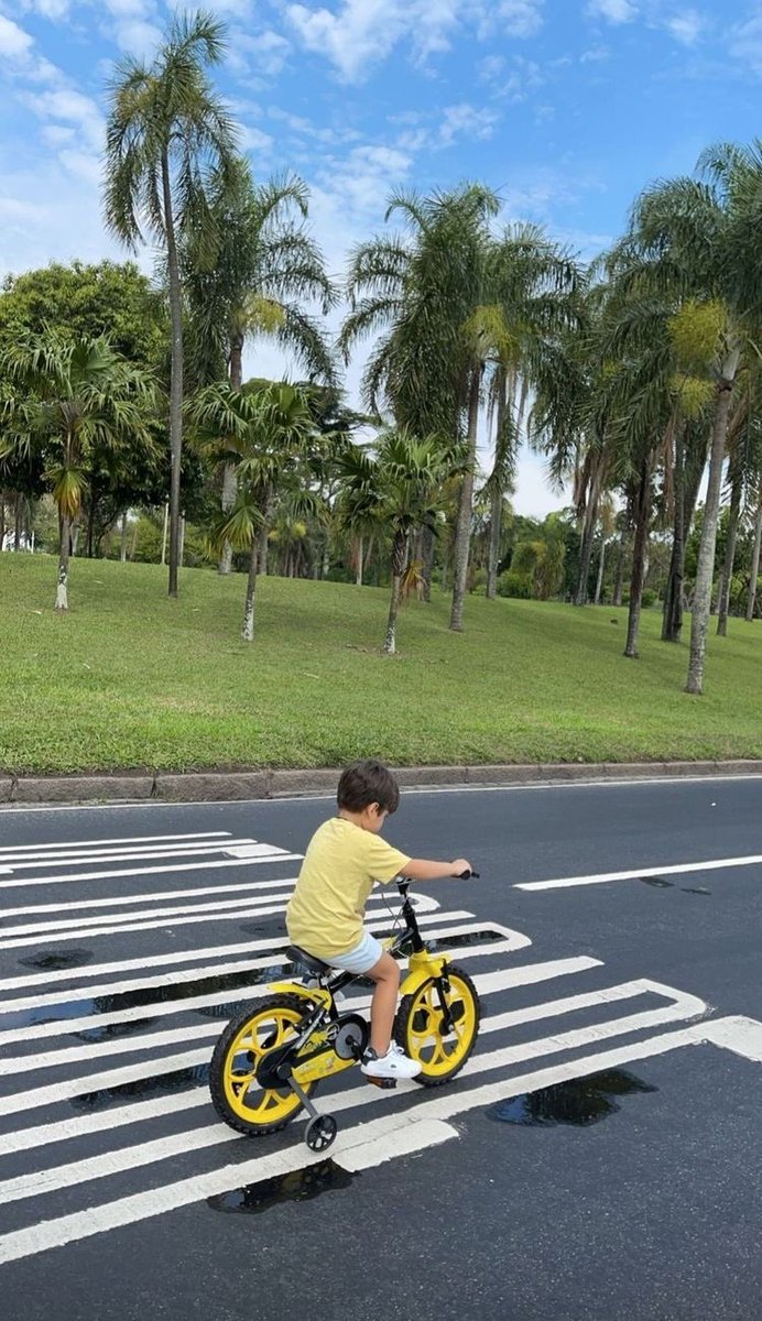 ⠀⠀
⠀⠀ ⠀⠀ ⋆ 🌤️ : Hoje o dia está tão bonito que resolvemos sair para andar um pouco, o Osky parecia tão feliz que podia andar finalmente com a bicicletinha dele sem medo de cair, já que o papai estava por perto. ₊˚
⠀⠀