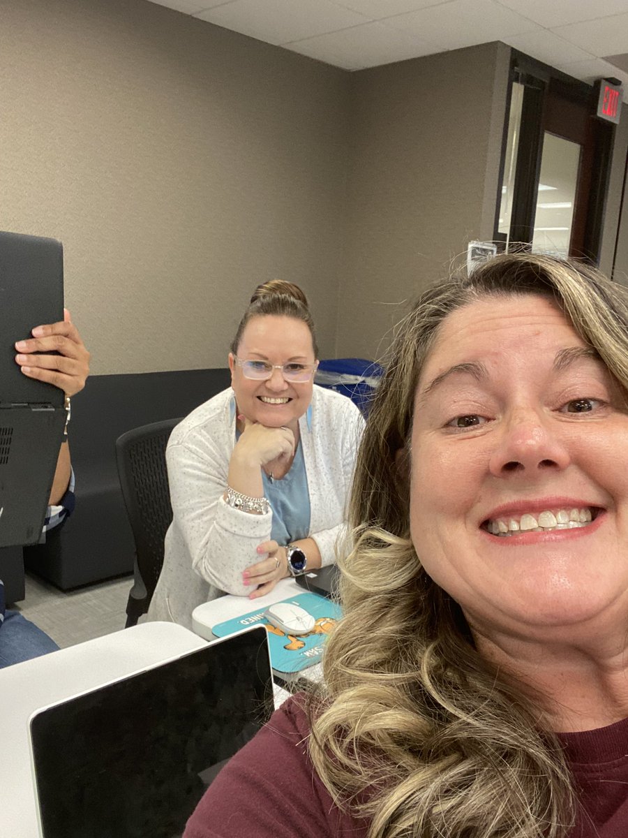MrsDavidson5678's tweet photo. Managed to participate in selfie day during a great At Risk training!  #collegeweek @SingleyAcademy @irvingisd https://t.co/UORGChnz8J