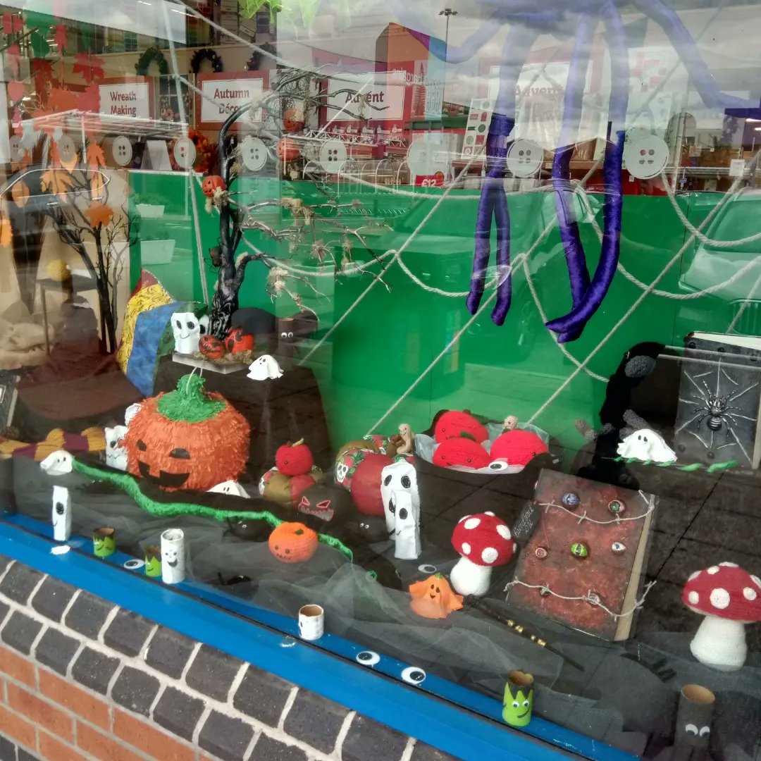 pamcrafted1's tweet photo. Halloween &amp; autumn window display featuring handmade items @Hobbycraft_LDS #handmade #crafting #hobbycraft #halloween #Autumn #crafts #crochet https://t.co/EEirVPpWgb