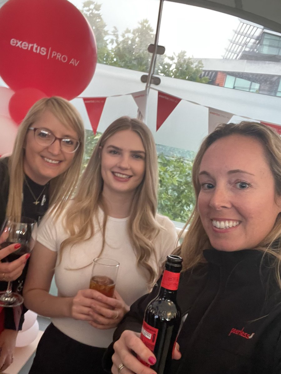 bekycann's tweet image. Great catch up with the AVIXA Women’s Council UK at our Committee meeting followed by networking drinks. What a view! 🏏🌅 

#AVExperience #avtweeps #avixawomen #networking @ExertisUK #avixa @PeerlessAVEU