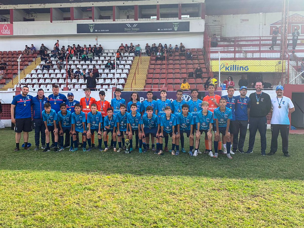 AzurizOficial's tweet photo. Azuriz é 3° colocado na Copa Mercosul Sub-13! 🥉

Contra grandes equipes do futebol nacional e internacional, conseguimos uma bela campanha de 3 Vitórias, 1 Empate e 1 Derrota.

Vamos Azuriz! ⚪🦅🔵

#AzurizFC #PatoBranco #CopaMercosul #Sub13 #Paraná https://t.co/0io8OzTD0z