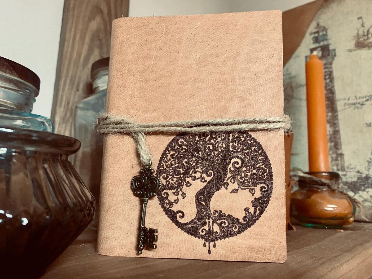 lalusquis's tweet photo. Cuaderno pocket. De viaje, de bolsillo, de bolso o de lo que tú quieras… con el tamaño ideal para llevarlo siempre contigo. ❤️
#Personalizable #Feitoconagarimo ❤️ https://t.co/aHPgIzxdhg