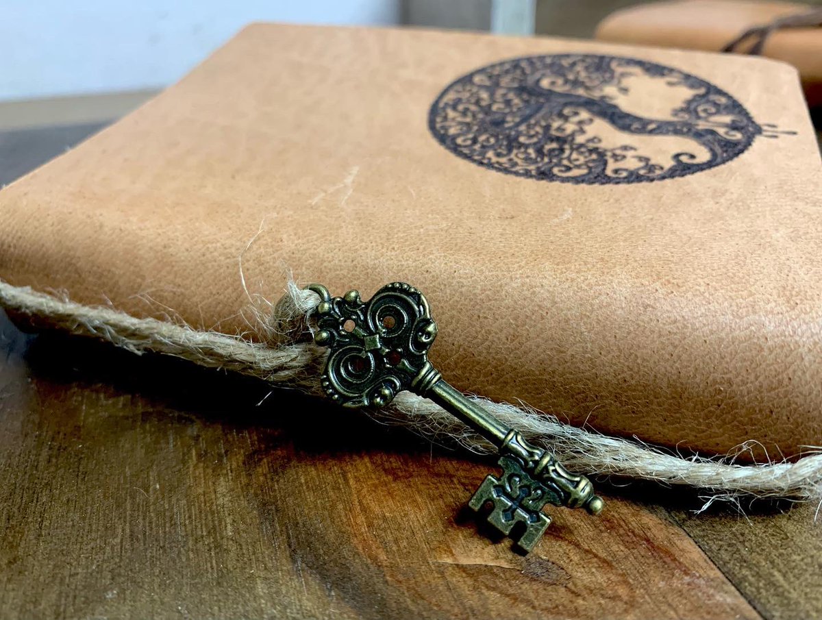 lalusquis's tweet photo. Cuaderno pocket. De viaje, de bolsillo, de bolso o de lo que tú quieras… con el tamaño ideal para llevarlo siempre contigo. ❤️
#Personalizable #Feitoconagarimo ❤️ https://t.co/aHPgIzxdhg