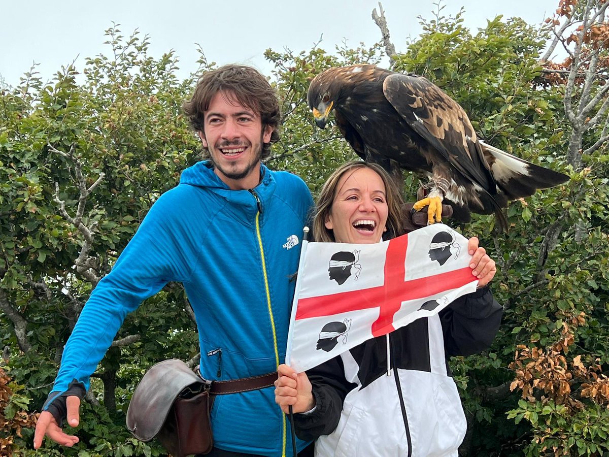 sardoinviaggio's tweet photo. Fantastici ♥️♥️♥️
La #bandierasarda sventola al raduno Aquilieri di Monte Nerone (PU - Italy 🇮🇹)
Grazie infinite a Marcella Loi e Nicola Marcello per questa straordinaria ed originalissima foto 😍😍😍
#falconieri #montenero #pesaro #urbino #pesarourbino #4mori #quattromori https://t.co/Gmefdpi1cR