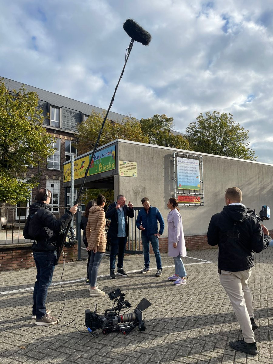 ingebliktbe's tweet photo. Dat het gisteren leuk was op de set. 😀 #kraanwater #kraanwaterschool https://t.co/0gl0qtVSwu