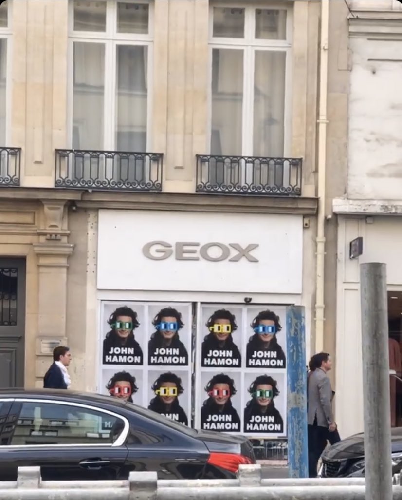 Feels good to stumble upon some print web3 ad in Paris <a href="/johnhamon_/">John Hamon</a> + <a href="/nounsdao/">Nouns.eth</a>