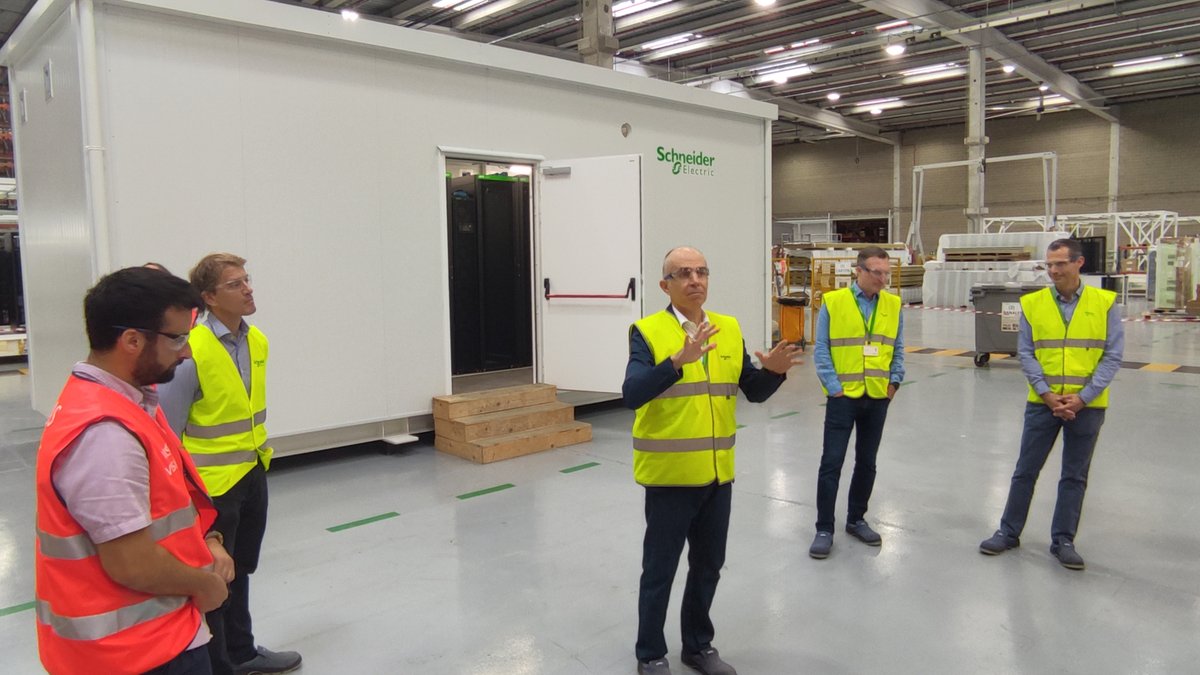 Hoy hemos tenido el privilegio de visitar las instalaciones de <a href="/SchneiderES/">SchneiderElectric ES</a> ubicadas en Sant Boi de Llobregat (Barcelona). 

Allí, varios dirigentes nos han presentado su nueva gama de centros de datos prefabricados. Mañana, toda la información, en nuestra web y newsletter.